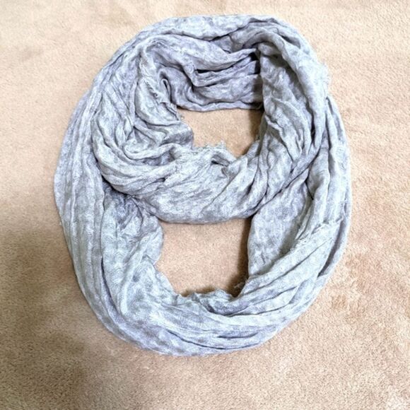 NWOT Collection Eighteen Silvery Grey Lightweight Infinity Scarf - Picture 4 of 10